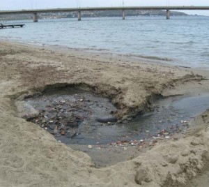 Scarico fognario nel golfo di Augusta