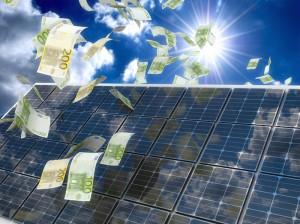 Pannello fotovoltaico e banconote di euro