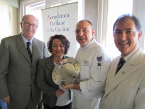 Angelo Tamburini consegna il Piatto d'Argento dell'AIC allo Chef Maurizio Urso , presenti Assessore Teresa Gasbarro e Maitre Antonio Mancarella