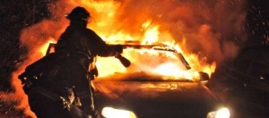 macchina in fiamme