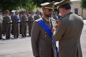 Gen. B. Stefano DEL COL  consegna la Croce di Bronzo al Merito dell'Esercito al Capitano Vincenzo Priore