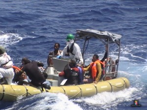 Primi soccorsi con gommone nave Sirio