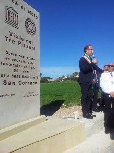 Il sindaco e la stele scoperta