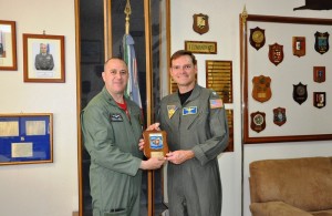 Consegna crest al Capt Dennis