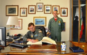 Firma dell'alboo d'onore del Capt Dennis