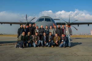 Foto di gruppo davanti al P72 (1)